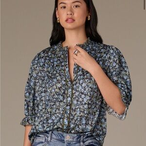 Wit & Wisdom Blue Floral Elbow Short Sleeve Ruffle Neck Top, Large, Button Down